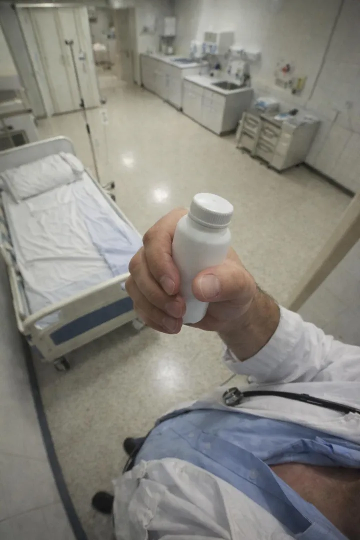 Esta botella podía costarme la licencia médica, pero su pierna ya se estaba MURIENDO y la camilla para mañana ya esperaba afuera.